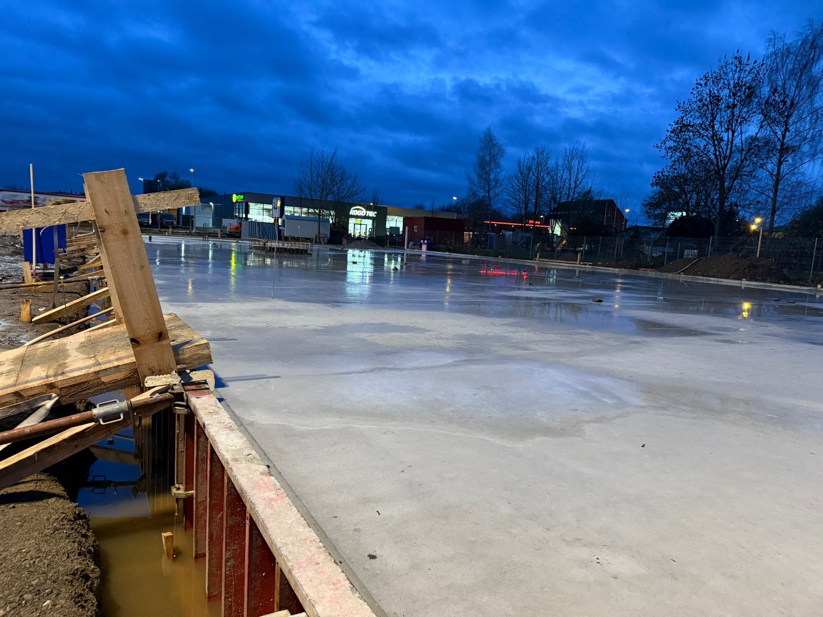 Fertige Betonbodenplatte in der Abenddämmerung