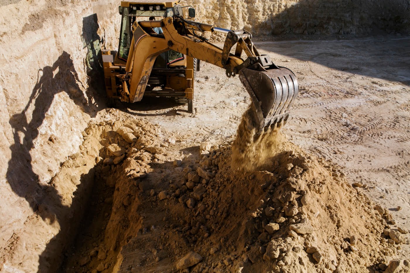 Bagger beim Aushub einer Baugrube